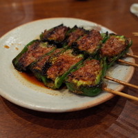 鳥茂 - ピーマンの肉詰め焼き 牛豚鶏の合挽き肉