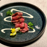 和牛料理 蓮 - 和牛カルパッチョ　薄切りのランプ肉と酸味を効かせた白い新玉ねぎソースとの相性抜群