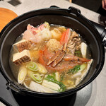 和牛料理 蓮 - 和牛鶏炊き鍋　鶏炊きスープが絶品！ 海鮮出汁と鶏の旨味が濃いのに重くない そのうえ鍋の中身が豪華すぎる ずわい蟹･帆立･赤海老･エビつみれ･鶏肉･焼き豆腐･葱など