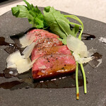 和牛料理 蓮 - 白老牛タンのタリアータ　タン元のみを使い極柔らかくタリアータされている 発酵バターをベースにしたバルサミコとレモンのソース 薄切りのパルミジャーノレッジャーノとともに頬張る これ好きだなぁ