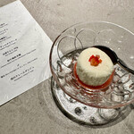 和牛料理 蓮 - 苺のクレームダンジュ　ハードなのかなとスプーンをたてると 中は軽やかなチーズのムース 苺の優しいソースがマリアージュ