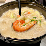 和牛料理 蓮 - 和牛鶏炊き鍋　鍋の〆にはきしめんと雑炊が選べるが、1人前ずつ両方いただくことに