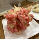 久万や - 紅生姜の土台には玉ねぎ天のかき揚げ