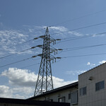 割烹 一の矢 - 最近、あちこちで見かける送電線の鉄塔が真っ白に見えたり真っ黒に見えて、えっ？と思う事が多い。太陽が低くなって横から照らしているからかな。