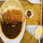 喫茶チロル - 厚切りカツカレー1050円とバナナジュース
