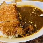 喫茶チロル - 焼きめしのはずが、厚切りカツカレー1050円。