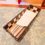 シャンティ - カトラリーバスケットには、ロゴ入りの紙ナプキン。