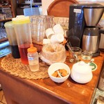 シャンティ - カウンター席左のセルフコーナー。この左下に"氷"ポットがあります。