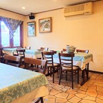 シャンティ - 玄関入って左側のテーブル席。