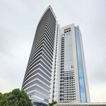 シャンティ - 右の目の前に聳えるのは、"山手通り"を挟んで立つ姉妹ビル、"NTT東日本本社ビル"と"オペラシティ"。