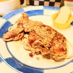 シャンティ - マスタード・ペーストたっぷりの、大ぶりなチキングリル。