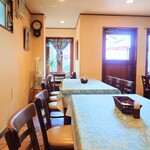 シャンティ - 玄関入って右側のテーブル席。