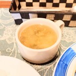 シャンティ - 熱々で提供された、ニラの掻き玉スープ。