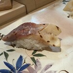 すし善 - 北寄貝〜少し炙りが入り、甘味と旨味が調和した逸品