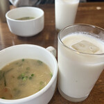 カトマンドゥカリーPUJA - スープとバナナラッシー