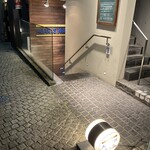 キッチン＆ワイン アガリス神楽坂 - 路地を曲がるとお店の入り口。