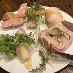 キッチン＆ワイン アガリス神楽坂 - 前菜盛り合わせ。見た目からして美味しそう。