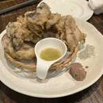 キッチン＆ワイン アガリス神楽坂 - 秋刀魚とキノコのフリット。すだちソースがぴったり。