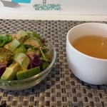 アカネコ - 日替りのセットのサラダとスープ
