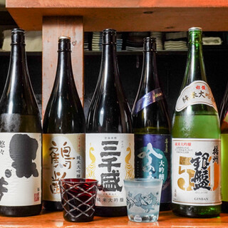 魚料理との相性を考え抜いて厳選した辛口日本酒や豊富な焼酎