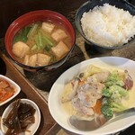 居酒屋もくもく - チキンジンジャークリーム、具沢山味噌汁、ご飯
