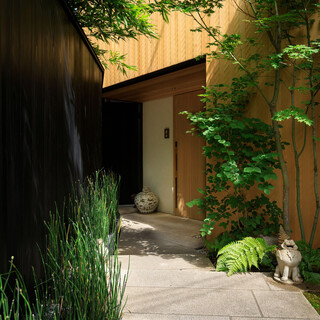 豪壮にしてシック。神楽坂の裏露地に潜む非日常な美食空間