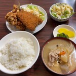 五芳斉 - 唐揚げ、アジフライ定食800円、豚汁とマカロニサラダ付けて950円です