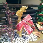 神戸珈琲倶楽部 - ケーキケースの上の飾りにはトナカイさん☆店長のオキニ♪　～クリスマス飾り～