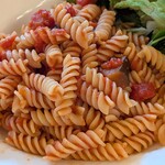 ジロロモーニカフェ ディ アーペ - GIROLOMONI CAFE di ape ＠白金台 有機野菜のトマトソースで選んだショートパスタはフジッリでした
