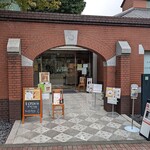 ジロロモーニカフェ ディ アーペ - GIROLOMONI CAFE di ape ＠白金台 東京大学医科学研究所の敷地内にある近代医科学記念館の中にあります