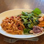 ジロロモーニカフェ ディ アーペ - GIROLOMONI CAFE di ape ＠白金台 ランチ パスタセット 税込1,100円 有機野菜のトマトソース ショートパスタを選んで