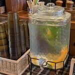ジロロモーニカフェ ディ アーペ - GIROLOMONI CAFE di ape ＠白金台 セルフ調達するデトックスウォーターのサーバー