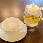 ジロロモーニカフェ ディ アーペ - GIROLOMONI CAFE di ape ＠白金台 有機カモミールホットティー 税込300円