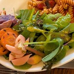 ジロロモーニカフェ ディ アーペ - GIROLOMONI CAFE di ape ＠白金台 有機野菜のトマトソースパスタに添えられる彩り豊かなたっぷりの有機野菜のサラダ