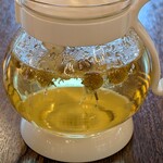 ジロロモーニカフェ ディ アーペ - GIROLOMONI CAFE di ape ＠白金台 有機カモミールホットティー