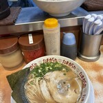 たまがった  - らぁめん、カウンター上に置かれた丼のチャーシュー切り落としはサービス