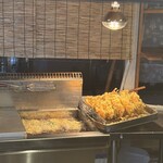 はなゆう - かき揚げをたくさん揚げてます