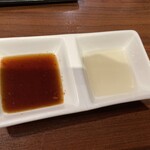 焼肉 ONAKANOMIKATA - 左：特製タレ　右：レモン汁