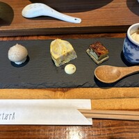 TexturA - 真ん中右はチーズケーキに醤油かな?左はじゃがいものオムレツです。 TexturA - 真ん中右はチーズケーキに醤油かな?左はじゃがいものオムレツです。