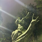 月に吠える - ゴールデン街の入口半ばにあるクピドの像、ほんと大好き。