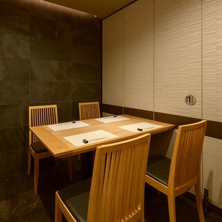 モダンで落ち着いた雰囲気の個室席へご案内いたします。
