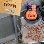 朝日製菓 - 店外 出入口のインテリア