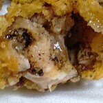 朝日製菓 - スパイシー唐揚げの断面 アップ画像