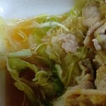 朝日製菓 - ポークおろし焼き肉の下に敷かれているキャベツとネギ炒め