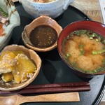 酒場はるや - 味噌汁　小鉢（かぼちゃとひき肉の煮付け）