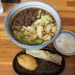 吉田屋 - 料理写真:肉うどん770円おしんこ（大根）付き  ＋ちくわ天120円＋いなり寿司130円