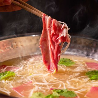 寒い日はとろける旨味で温まる。当店自慢の「厳選ラムしゃぶ」
