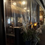 居酒屋 ちょーちょ - お店外観。この張り出しのせいでお店に気づかず、通り過ぎてしまいました（笑）