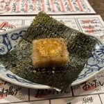 居酒屋 ちょーちょ - お通しのカラスミバター餅。