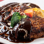 ビストロダイニング 我が家 - 当店人気No.1　デミグラスハンバーグのせオムライス（サラダ付）